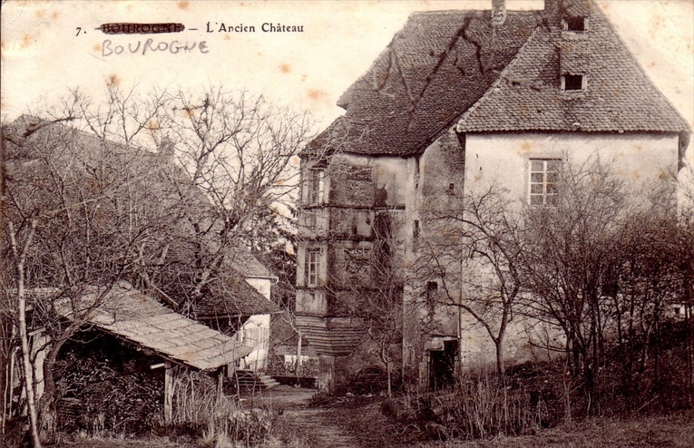 Le ch�teau vu du verger, cave et encorbellement encore visible