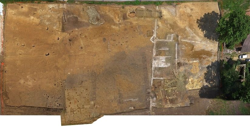 Vue aérienne des vestiges archéologiques sur les quatre parcelles à lotir Rue Bernardot, fouilles 2016-2017 (cliché : P. Haut/Com’Air).